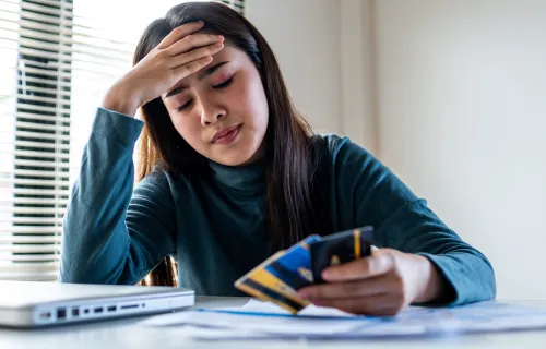 Personne avec des cartes bancaire dans la main