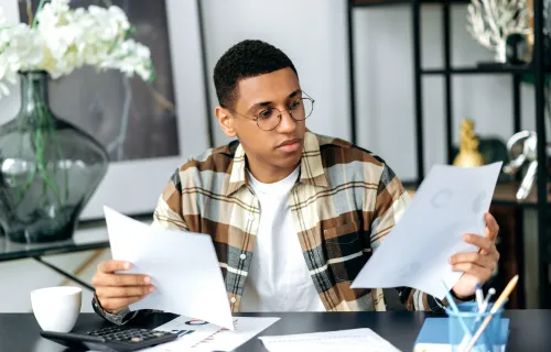 Jeune consultant des documents