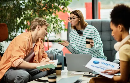 Jeunes personnes travaillons sur des documents