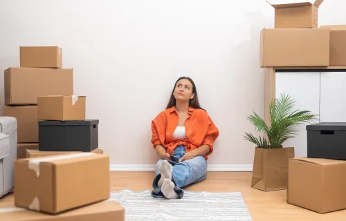 Jeune personne emménageant dans un appartement seul